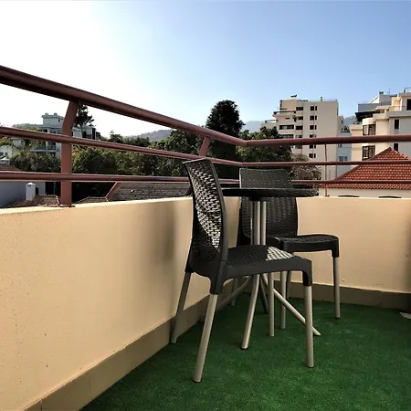 Mit Pool פונשל