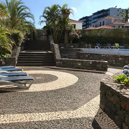 Mit Pool פונשל